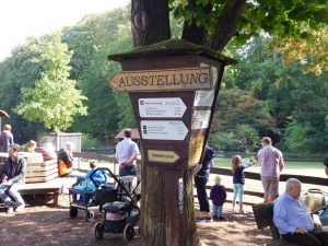 Wegweiser auf dem Meierhof