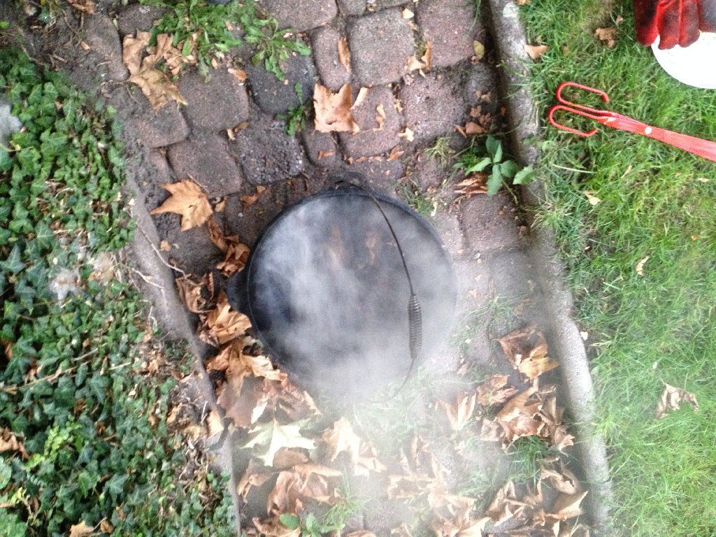 Nacken zu Holzkohle verarbeitet