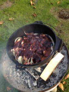 Dutch Oven auf dem Holzfeuer