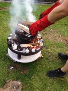 Dutch Oven auf dem Holzfeuer