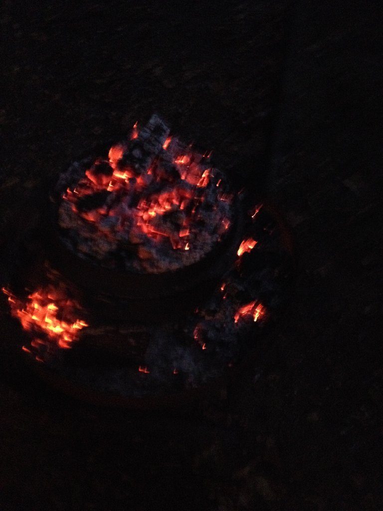 Dutch Oven in Feuerschale bei Nacht.