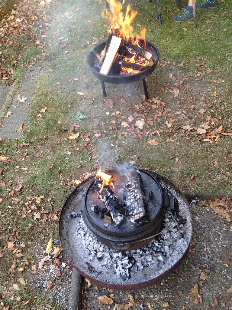Holzkohleproduktion für den Dutch Oven