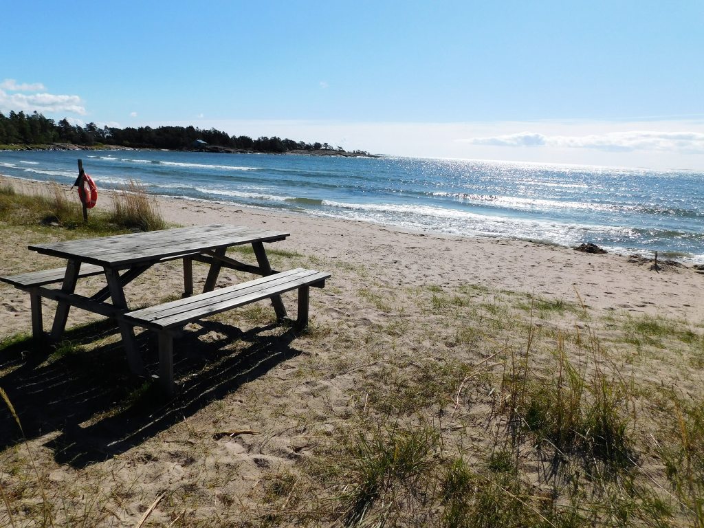 Picknicktisch am Sandstrand in Degersand