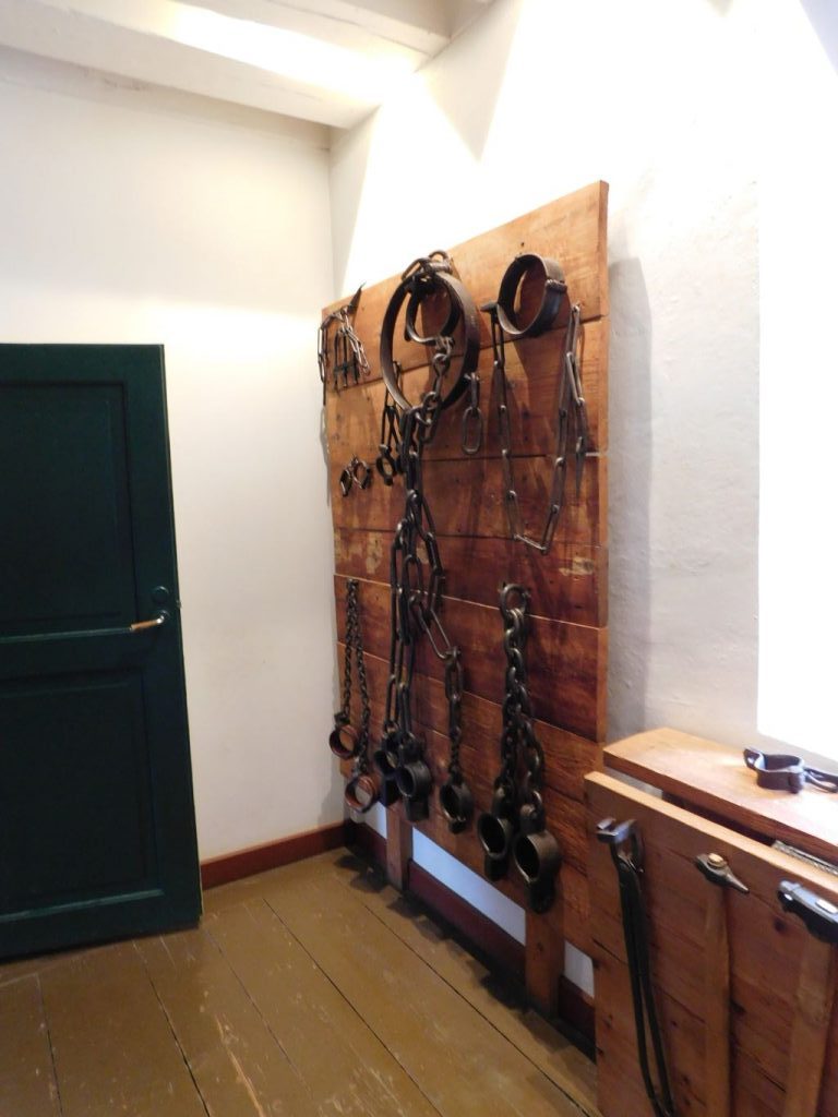 Hand- und Fußschellen im Gefängnismuseum
