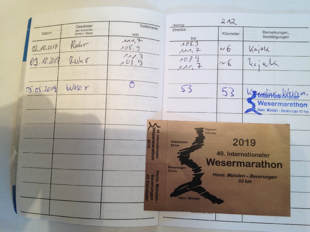 Bootsaufkleber und Stempel im Fahrtenbuch.