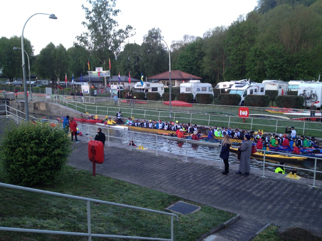 Die Schleuse füllt sich beim Wesermarathon 2019 mit Booten.