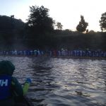 Das Drachenboot zieht mit einem Affenzahn an uns vorbei. Das Drachenboot zieht mit einem Affenzahn an uns vorbei.