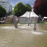Der Brunnen "Vogelschwarm" integriert in den Mittelaltermarkt im Volkspark Hagen.