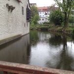 Gräfte vom Wasserschloss Haus Rodenberg von der Brücke aus.