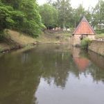 Wassergraben (Gräfte) vom Wasserschloss Haus Rodenberg von der Brücke aus gesehen.