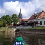 Flecken Bodenfelde mit Christuskirche im Hintergrund, von der Weser aus beim Wesermarathon 2019. Flecken Bodenfelde mit Christuskirche im Hintergrund.