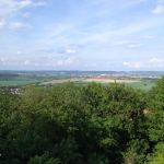 Blick vom Biergarten von Burg Scharfenstein nach Nordost übers Eichsfeld, in Richtung Harz, mit Beuren (links) und Leinefelde (mitte). Blick vom Biergarten von Burg Scharfenstein nach Nordost übers Eichsfeld, in Richtung Harz, mit Beuren (links) und Leinefelde (mitte).