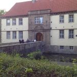 Eingang mit Brücke zum Innenhof von Schloß Strünkede