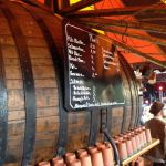 Preistafel an der Taverne vor der Bühne